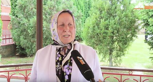 Жительница Ахмат-Юрта. Скриншот видео Чечня Сегодня https://www.youtube.com/watch?v=Qk8IEajhxAM
