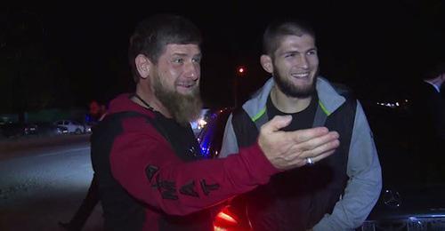  Рамзан Кадыров (слева) и Хабиб Нурмагомедов. Кадр из видео пользователя ЧЕЧНЯ 95 https://www.youtube.com/watch?v=G7W60y3IljE
