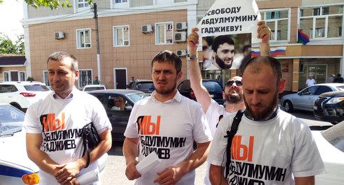 Одиночный пикет в поддержку журналиста Абдулмумина Гаджиева у здания Советского суда Махачкалы, где в закрытом режиме проходит избрание меры пресечения трем задержанным по делу о финансировании терроризма.
 Фото Мурада Мурадова для "Кавказского узла"