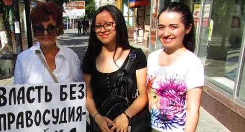 Галина Тихенко и студентки из Эквадора. Фото Вячеслава Ященко для "Кавказского узла".