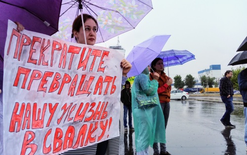 Участники митинга в Ростове-на-Дону 13 июля 2019 года с плакатами. Фото Константина Волгина для "Кавказского узла" Участники митинга в Ростове-на-Дону 13 июля 2019 года с плакатами. Фото Константина Волгина для "Кавказского узла"