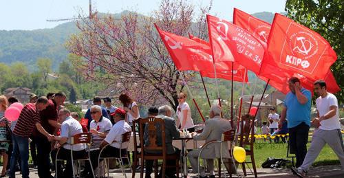 Флаги КПРФ во Владикавказе. Фото Эммы Марзоевой для "Кавказского узла"