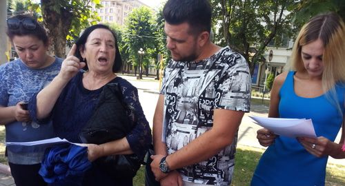 Обманутые дольщики на пикете в Нальчике. Фото Людмилы Оразаевой для "Кавказского узла". Обманутые дольщики на пикете в Нальчике. Фото Людмилы Оразаевой для "Кавказского узла".