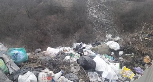 Свалка в Новолакском районе. Фото: пресс-служба депутата Госдумы Умахана Умаханова, http://umahanov-duma.ru/news/112-prokuratura-otreagirovala-na-soobscheniya-o-krupnyh-svalkah-v-novolakskom-rayone.html Свалка в Новолакском районе. Фото: пресс-служба депутата Госдумы Умахана Умаханова, http://umahanov-duma.ru/news/112-prokuratura-otreagirovala-na-soobscheniya-o-krupnyh-svalkah-v-novolakskom-rayone.html