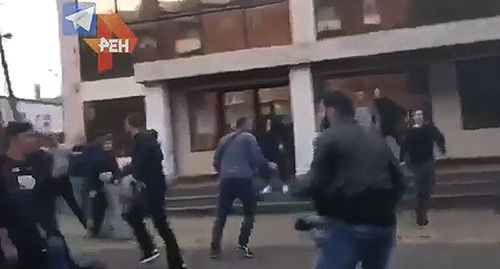 Участники драки футбольных фанатов во Владикавказе. Фото: кадр видео РЕН-ТВ https://ren.tv/novosti/2019-09-26/video-futbolnye-huligany-ustroili-draku-pered-matchem-kubka-rossii?utm_source=yxnews&utm_medium=desktop&utm_referrer=https%3A%2F%2Fyandex.ru%2Fnews Участники драки футбольных фанатов во Владикавказе. Фото: кадр видео РЕН-ТВ https://ren.tv/novosti/2019-09-26/video-futbolnye-huligany-ustroili-draku-pered-matchem-kubka-rossii?utm_source=yxnews&utm_medium=desktop&utm_referrer=https%3A%2F%2Fyandex.ru%2Fnews