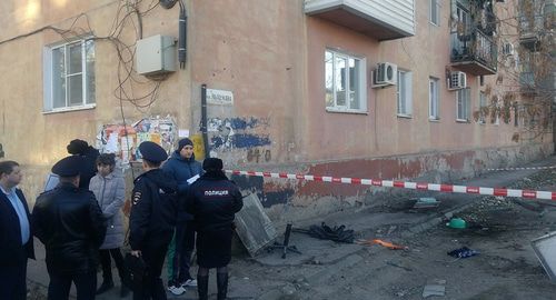 На месте обрушения балкона пятиэтажного дома в Астрахани. Фото: пресс-служба СКР по г. Астрахани На месте обрушения балкона пятиэтажного дома в Астрахани. Фото: пресс-служба СКР по г. Астрахани