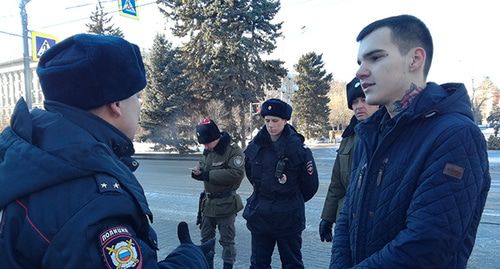 Активист Влад Погорелов (справа) общается с сотрудником полиции. Волгоград, 22 января 2019 года. Фото Татьяны Филимоновой для "Кавказского узла" Активист Влад Погорелов (справа) общается с сотрудником полиции. Волгоград, 22 января 2019 года. Фото Татьяны Филимоновой для "Кавказского узла"