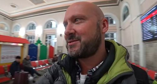 Блогер Бенджамин. Стоп-кадр видео YouTube канала
"bald and bankrupt". https://www.youtube.com/watch?v=NZWOcYNr5oE& Блогер Бенджамин. Стоп-кадр видео YouTube канала
"bald and bankrupt". https://www.youtube.com/watch?v=NZWOcYNr5oE&
