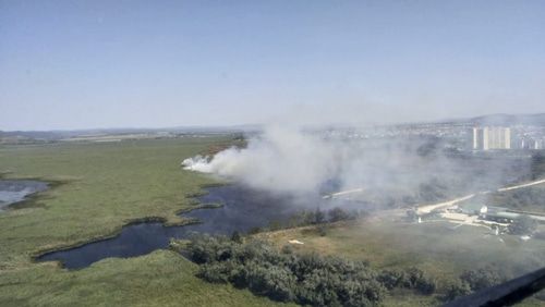 Возгорание камыша в плавневой зоне в районе хутора Чембурка. Фото: ГУ МЧС РФ по Краснодарскому краю. http://23.mchs.gov.ru/