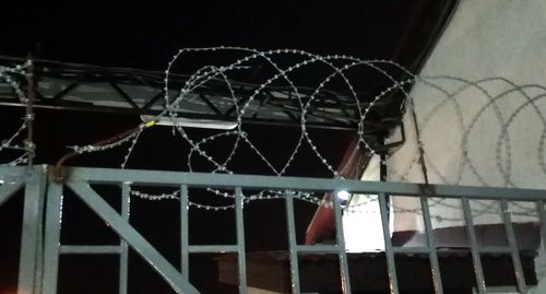 Ограждение режимного объекта. Фото Нины Тумановой для "Кавказского узла" Ограждение режимного объекта. Фото Нины Тумановой для "Кавказского узла"