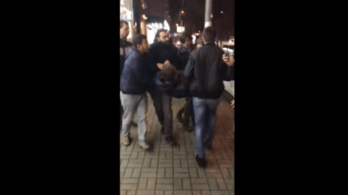 Скриншот видео нападения студентов на видеоблогера Нарека Маляна в ночь на 4 марта 2019 года, https://www.facebook.com/restarttimes.am/videos/960188047522246/ Скриншот видео нападения студентов на видеоблогера Нарека Маляна в ночь на 4 марта 2019 года, https://www.facebook.com/restarttimes.am/videos/960188047522246/