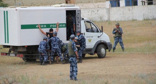 Учения в  колонии №2 УФСИН России по Калмыкии. Фото: пресс-служба ФСИН России по Республике Калмыкия  http://www.08.fsin.su/news/detail.php?month=1&year=2016&ELEMENT_ID=194940
 