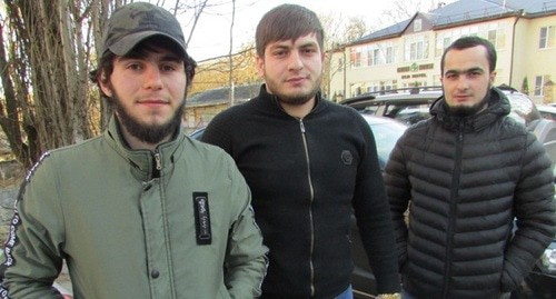 Младший брат и друзья Адама Бадиева. Фото Вячеслава Ященко для "Кавказского узла".