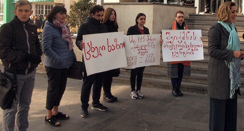 Участники акции против азартных игр в Тбилиси. Надписи на плакатах - "Ввести горячую линию", ""по статье 116 - "доведение до самоубийства привлечены: в 2013 году - 377 человек; в 2018 - 1663 человек"; "Создать антикризисный центр". Фото Беслана Кмузова для "Кавказского узла" Участники акции против азартных игр в Тбилиси. Надписи на плакатах - "Ввести горячую линию", ""по статье 116 - "доведение до самоубийства привлечены: в 2013 году - 377 человек; в 2018 - 1663 человек"; "Создать антикризисный центр". Фото Беслана Кмузова для "Кавказского узла"