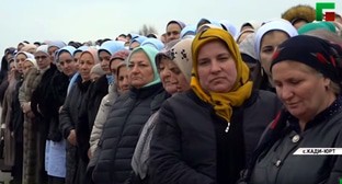 Участники церемонии открытия построенных в Кади-Юрте домов 24 декабря 2019 года. Стоп-кадр видео ЧГТРК 