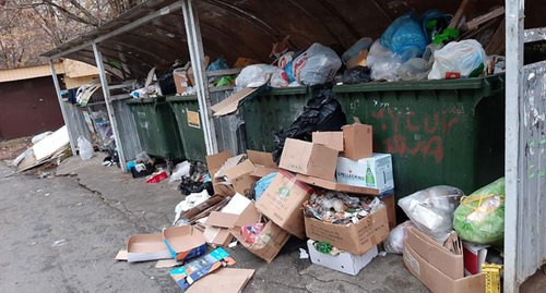 Контейнерная площадка на улице Макаренко в Сочи. 21 января 2020 года. Фото Светланы Кравченко для "Кавказского узла". Контейнерная площадка на улице Макаренко в Сочи. 21 января 2020 года. Фото Светланы Кравченко для "Кавказского узла".