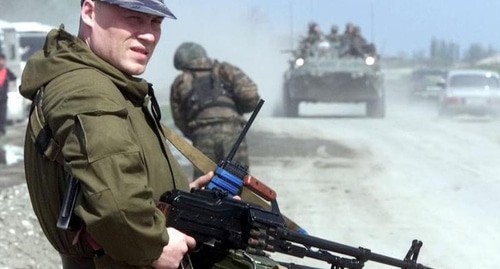 Российский солдат на блокпосту примерно в 7 км от
Грозного. Фото REUTERS/Виктор Коротаев Российский солдат на блокпосту примерно в 7 км от
Грозного. Фото REUTERS/Виктор Коротаев