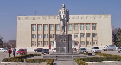Администрация Прохладненского района. Фото: Общественное достояние https://ru.wikipedia.org/ Администрация Прохладненского района. Фото: Общественное достояние https://ru.wikipedia.org/