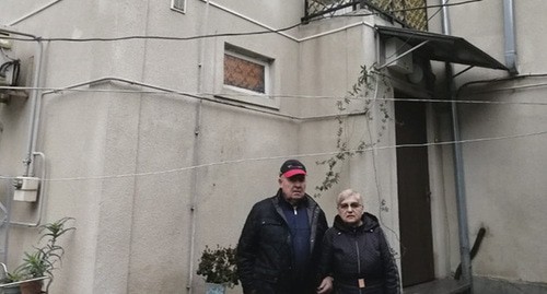 Cемья Швыдких на фоне своего дома. Фото Светланы Кравченко для "Кавказского узла" Cемья Швыдких на фоне своего дома. Фото Светланы Кравченко для "Кавказского узла"