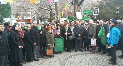 Участники акции протеста черкесских активистов в Турции. Кадр видео YouTube-канала "Молэ Video Mole Levent KAPLAN Адыгэбзэ Нэтынхэр" https://www.youtube.com/watch?v=rxhlq_rSvK8&feature=emb_logo Участники акции протеста черкесских активистов в Турции. Кадр видео YouTube-канала "Молэ Video Mole Levent KAPLAN Адыгэбзэ Нэтынхэр" https://www.youtube.com/watch?v=rxhlq_rSvK8&feature=emb_logo