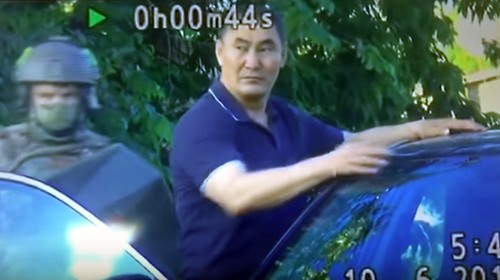 Задержание Михаила Музраева. Кадр видео 
Блокнот Волгоград https://www.youtube.com/watch?v=Mk7HP07GAOs&feature=emb_logo 