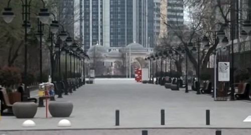 Улица Грозного во время карантина. Кадр видео 
ЧГТРК "Грозный" https://www.youtube.com/watch?time_continue=1&v=JtRIKqanMzw&feature=emb_logo
