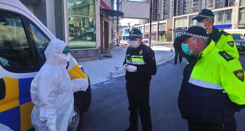 Врач скорой помощи объясняет патрулю решение оставить корреспондента "Кавказского узла" на свободе. Фото Беслана Кмузова для "Кавказского узла"
