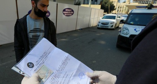 Сотрудник полиции проверяет документы. Баку, апрель 2020 г. Фото Азиза Каримова для "Кавказского узла" Сотрудник полиции проверяет документы. Баку, апрель 2020 г. Фото Азиза Каримова для "Кавказского узла"