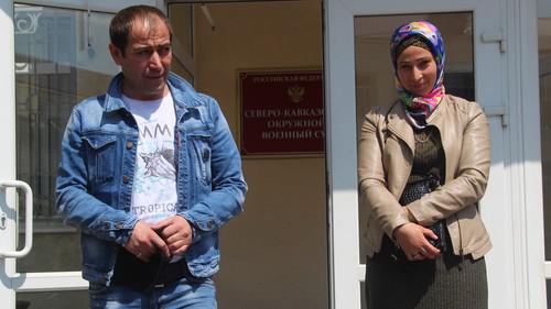 Расамбек Бекмурзаев с родственницей на крыльце суда. Фото Константина Волгина для "Кавказского узла" Расамбек Бекмурзаев с родственницей на крыльце суда. Фото Константина Волгина для "Кавказского узла"