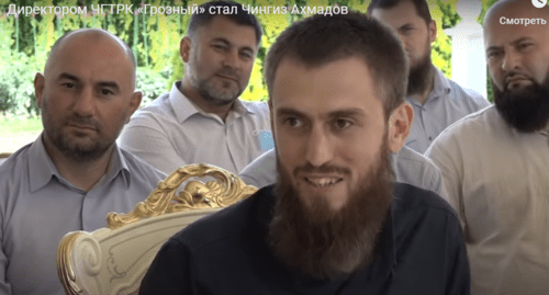 Ахмадов на встрече с Рамзаном Кадыровым после назначения директором ЧГТРК. Фото: стопкадр видео - https://youtu.be/c-AfNdgRQXs?t=891 Ахмадов на встрече с Рамзаном Кадыровым после назначения директором ЧГТРК. Фото: стопкадр видео - https://youtu.be/c-AfNdgRQXs?t=891