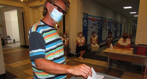 Голосует Дмитрий. Фото Вячеслава Ященко для "Кавказского узла"