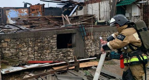 Сотрудники ГУ МЧС РФ во время ликвидации последствий пожара в Избербаше, 2 ноября 2019 года. Фото: страница в Instagram главы городского округа "город Избербаш". https://www.instagram.com/glava_izberbasha/ Сотрудники ГУ МЧС РФ во время ликвидации последствий пожара в Избербаше, 2 ноября 2019 года. Фото: страница в Instagram главы городского округа "город Избербаш". https://www.instagram.com/glava_izberbasha/