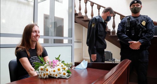 Российская журналистка Светлана Прокопьева, обвиняемая в публичном оправдании терроризма, присутствует на судебном заседании в Пскове, Россия, 6 июля 2020 года. Фото:  REUTERS/Anton Vaganov
