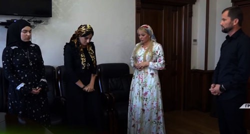 Министр культуры Чечни Хож-Бауди Дааев в эфире ЧГТРК "Грозный" отчитывает местных самодеятельных исполнителей. Скриншот спецрепортажа ГТРК "Грозный" "В Чечне взялись за "творчество" псевдоартистов", https://youtu.be/pRq8uCGmrS4 Министр культуры Чечни Хож-Бауди Дааев в эфире ЧГТРК "Грозный" отчитывает местных самодеятельных исполнителей. Скриншот спецрепортажа ГТРК "Грозный" "В Чечне взялись за "творчество" псевдоартистов", https://youtu.be/pRq8uCGmrS4