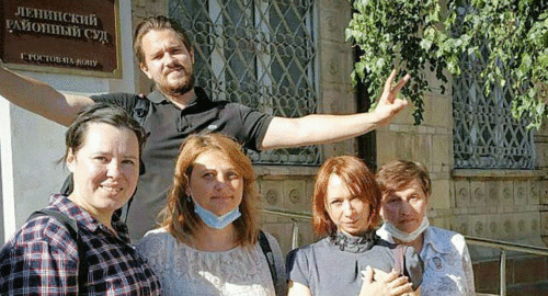 Оксана Завгородняя (вторая справа) и адвокат Ирина Гак (третья справа) с активистами у входа в суд. Фото Константина Волгина для "Кавказского узла"
