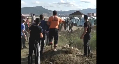 Столкновения с полицией в поселке Красноармейское в Дагестане 22.09.2020. Кадр видео AVAR CHANNEL https://www.youtube.com/watch?v=Qqb3JdRszUA Столкновения с полицией в поселке Красноармейское в Дагестане 22.09.2020. Кадр видео AVAR CHANNEL https://www.youtube.com/watch?v=Qqb3JdRszUA