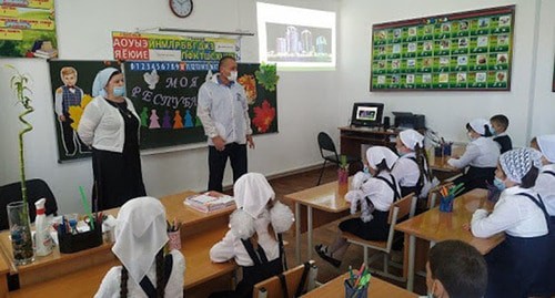 Урок в чеченской школе. Фото http://www.checheninfo.ru/258458-chechnja-deputaty-edinoj-rossii-pozdravili-chechenskih-shkolnikov-s-nachalom-uchebnogo-goda.html Урок в чеченской школе. Фото http://www.checheninfo.ru/258458-chechnja-deputaty-edinoj-rossii-pozdravili-chechenskih-shkolnikov-s-nachalom-uchebnogo-goda.html