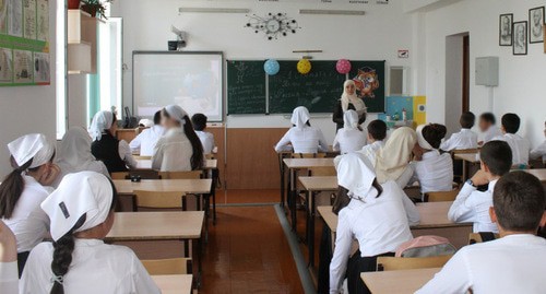 Урок в чеченской школе. Фото: https://onf.ru/2018/09/04/v-shkolah-chechni-po-iniciative-narodnogo-fronta-proshla-akciya-urok-rossii/
© onf.ru Урок в чеченской школе. Фото: https://onf.ru/2018/09/04/v-shkolah-chechni-po-iniciative-narodnogo-fronta-proshla-akciya-urok-rossii/
© onf.ru