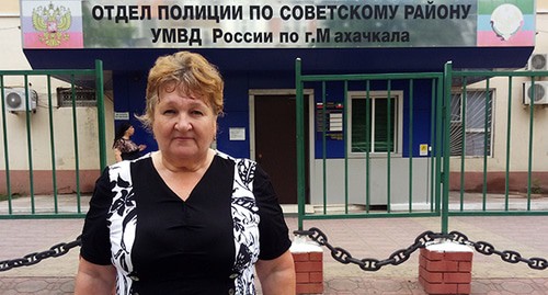 Елена Барзукаева у здания отдела полиции по Советскому району Махачкалы. 21 августа 2020 г. Фото Расула Магомедова для "Кавказского узла"
