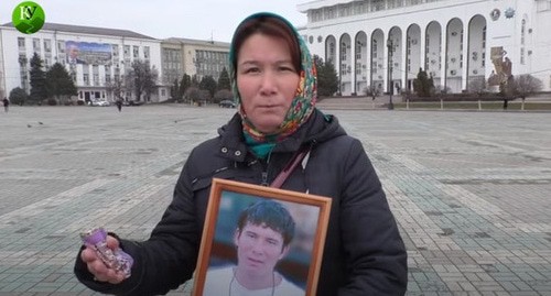 Юмабике Адильгереева, мать убитого Эрадиля Асанова во время пикета в Махачкале. 6 февраля 2018 г. Стоп-кадр видео "Кавказского узла" https://www.youtube.com/watch?v=Uwky0niKL6E&feature=emb_logo Юмабике Адильгереева, мать убитого Эрадиля Асанова во время пикета в Махачкале. 6 февраля 2018 г. Стоп-кадр видео "Кавказского узла" https://www.youtube.com/watch?v=Uwky0niKL6E&feature=emb_logo