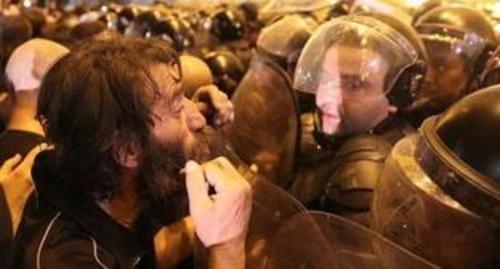 Полицейские сдерживают демонстрантов во время акции протеста в Тбилиси 21 июня 2019 года. Фото: REUTERS/Irakli Gedenidze. Полицейские сдерживают демонстрантов во время акции протеста в Тбилиси 21 июня 2019 года. Фото: REUTERS/Irakli Gedenidze.