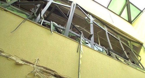 Последствия обстрела Республиканского медицинского центра Степанакерта, включающего в себя роддом и детскую больницу. Кадр видео обращения омбудсмена Арцаха Артака Бегларяна на станице НКР ИнфоЦентр https://www.facebook.com/ArtsakhInformation