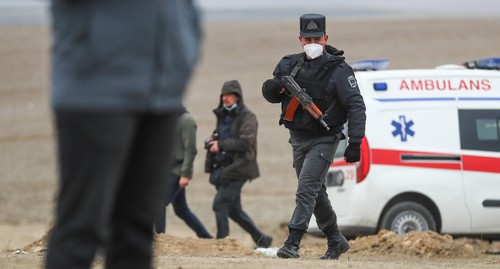 Машина скорой помощи во время операции по разминированию. 20 ноября 2020 г. Фото Азиза Каримова для "Кавказского узла"
