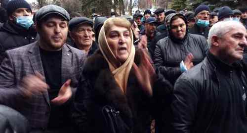 Участники акции, потребовавшие увольнения главврача Буйнакской районной больницы. 18 декабря. Фото Расула Магомедова для "Кавказского узла"
Участники акции, потребовавшие увольнения главврача Буйнакской районной больницы. 18 декабря. Фото Расула Магомедова для "Кавказского узла"