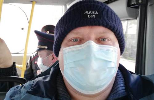 Активист Алексей Челмакин в полицейском автобусе. Фото Светланы Кравченко для "Кавказского узла" Активист Алексей Челмакин в полицейском автобусе. Фото Светланы Кравченко для "Кавказского узла"