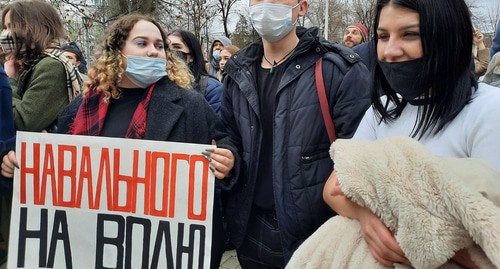 В Краснодаре участники митинга пришли к администрации Кубани. Фото Анны Грицевич для "Кавказского узла" В Краснодаре участники митинга пришли к администрации Кубани. Фото Анны Грицевич для "Кавказского узла"
