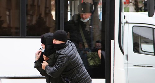 Люди в штатском помогают силовикам задерживать участников акции протеста. Краснодар, 31 января 2021 года. Фото Анны Грицевич для "Кавказского узла". Люди в штатском помогают силовикам задерживать участников акции протеста. Краснодар, 31 января 2021 года. Фото Анны Грицевич для "Кавказского узла".