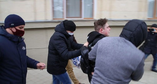Люди в штатском задерживают участника акции протеста. Краснодар, 31 января 2021 года. Фото Анны Грицевич для "Кавказского узла". Люди в штатском задерживают участника акции протеста. Краснодар, 31 января 2021 года. Фото Анны Грицевич для "Кавказского узла".