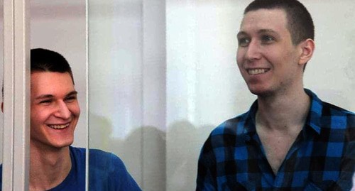 Владислав Мордасов и Ян Сидоров (слева) в "клетке" суда. Фото: Надежды Сидоровой для "Кавказского узла" Владислав Мордасов и Ян Сидоров (слева) в "клетке" суда. Фото: Надежды Сидоровой для "Кавказского узла"