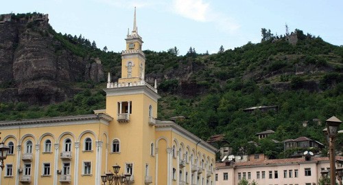 Муниципальное здание в Чиатуре. Фото https://ru.wikipedia.org/wiki/Чиатура#/media/Файл:Chiatura._A_municipal_building_(Photo_A._Muhranoff,_2011).jpg